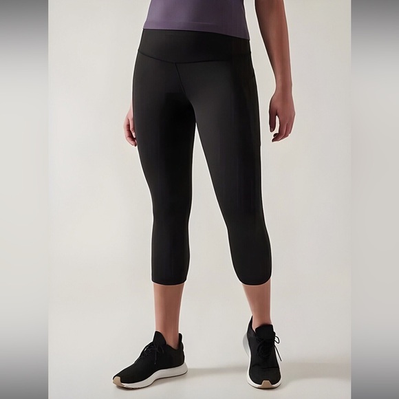 Athleta Ultimate Stash Capri Leggings (Size: L) - Picture 3 of 15